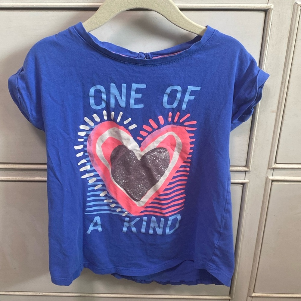 5/$25 One of a kind short sleeved tshirt size 4/5